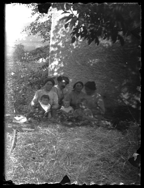 Famiglia sopra a un prato