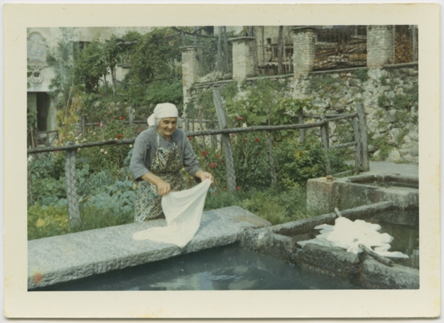 Donna mentre fa il bucato al lavatoio di Vaglio
