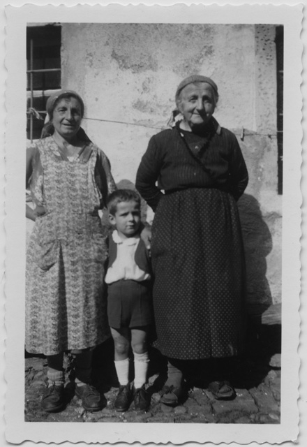 Donne in posa con bambino a Vaglio