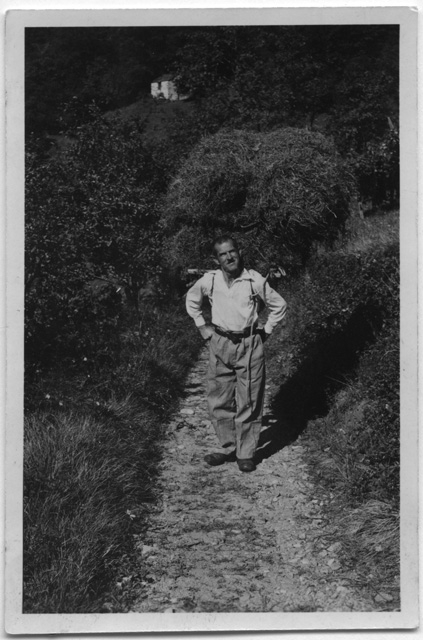 Uomo in posa con il cargansc