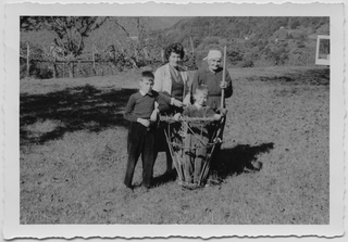 Gruppetto nei prati di Vaglio con cargansc