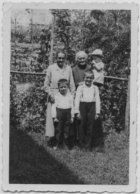 Gruppo in posa in giardino a Vaglio