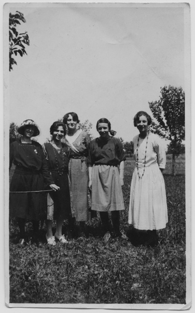 Ragazze in posa in campagna