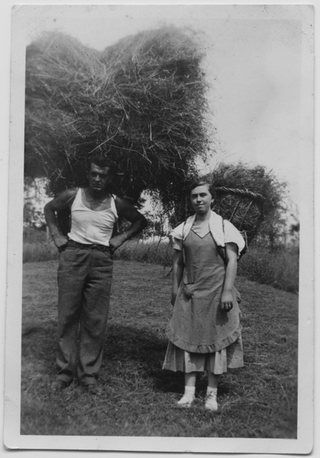 Coppia durante la fienagione nei campi di Vaglio