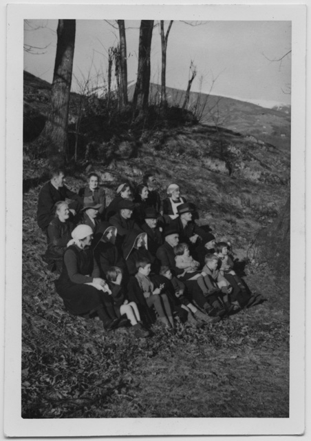 Gruppo di fedeli all'aperto