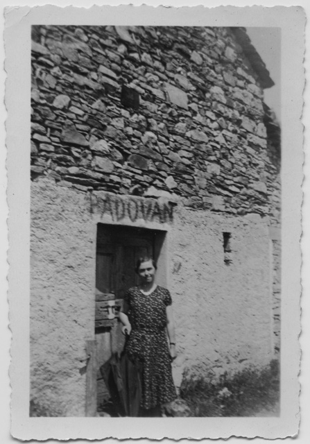 Donna davanti a una cascina