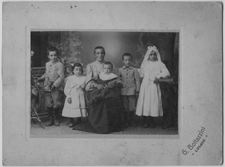 Madre in posa con i figli