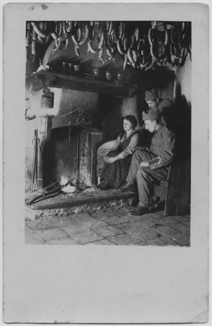 Donna davanti al camino con militari