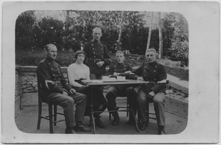 Gruppo in posa al tavolo in un giardino a Tesserete