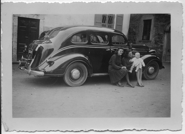 Lina Grasdorf Lepori con Bruna e Mirto Quadri in posa davanti ad un automobile