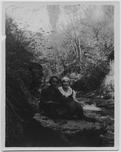 Rosa Scalmanini e Lenj Antonini in posa sul fiume Cassarate