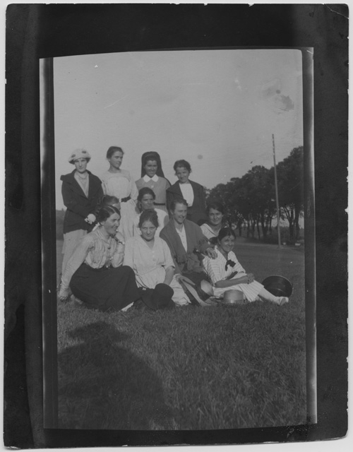 Donne in posa sopra a un prato a Le Locle