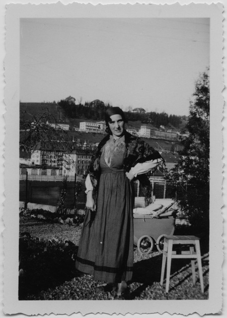 Lenj Antonini in costumi tipici ticinesi a Le Locle