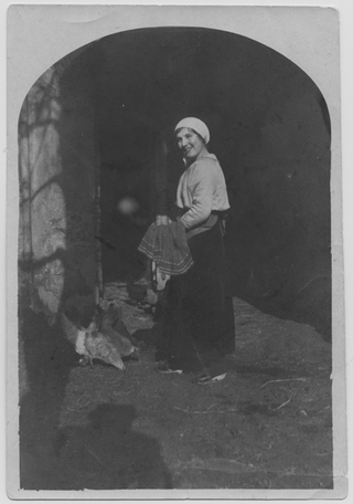 Lenj Antonini mentre distribuisce il becchime ai polli