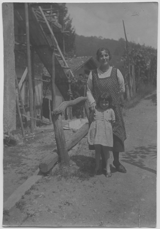 Lenj Antonini con Delia "Titina" Torrazza per strada a Tesserete