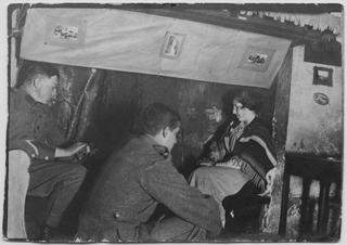 Lenj Antonini con due militari al camino della locanda di famiglia a Tesserete