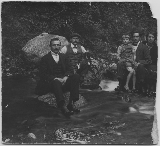 Gruppo in posa sul fiume Cassarate
