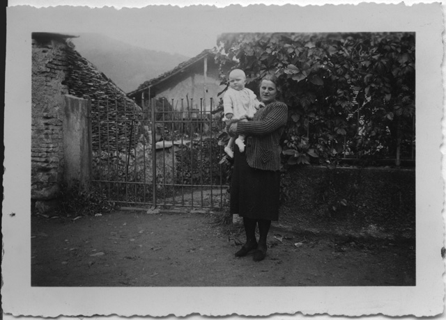 Angiolina Lepori con Mirto Quadri sulla piazza di Sala