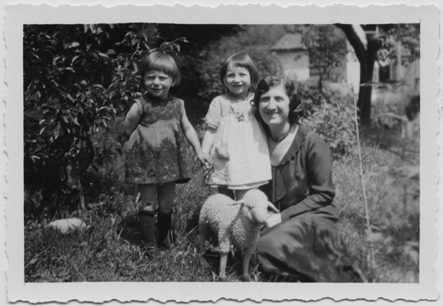 Armida Antonini con Magda Torrazza e Ilaria (?) in giardino a Cagiallo
