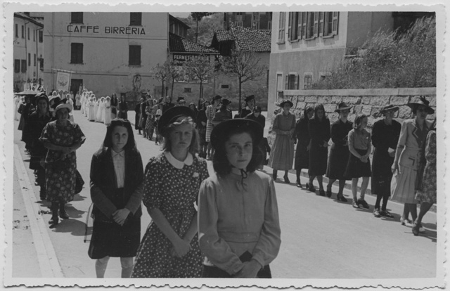 Donne in processione a Tesserete