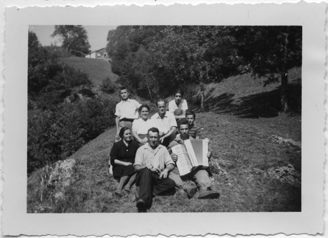 Gruppo di amici sui monti di Brena a Gola di Lago