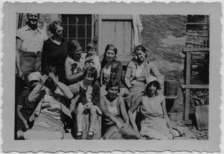 Famiglia Antonini-Torrazza in posa con amici a Condra