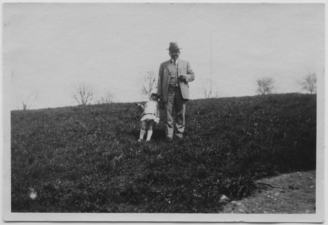 Magda Torrazza e Carlo Poretti in posa sopra a un prato