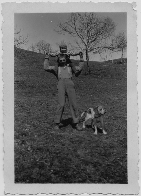 Bambini che giocano in un prato a Condra