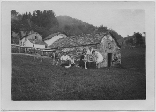 Gruppetto sopra a un prato a Condra