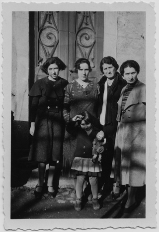 Famiglia Antonini-Torrazza in posa davanti a un portone