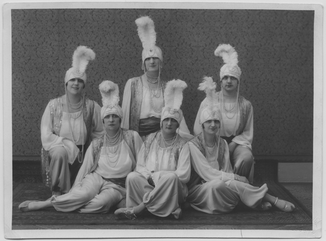 Vincitrici del premio come miglior travestimento di carnevale al Teatro Kursaal