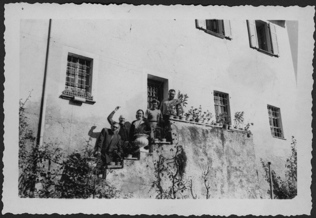 Gruppo di persone sulle scale