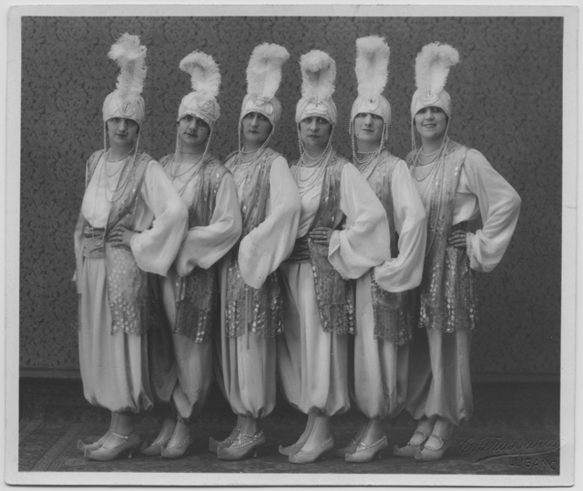 Vincitrici del premio come miglior travestimento di carnevale al Teatro Kursaal