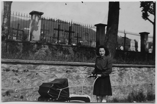 Magda Torrazza davanti al cimitero di Tesserete