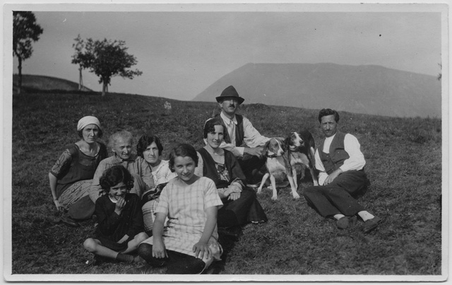 Famiglie Antonini e Torrazza sopra a un prato a Condra