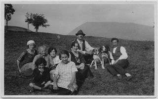 Famiglie Antonini e Torrazza sopra a un prato a Condra