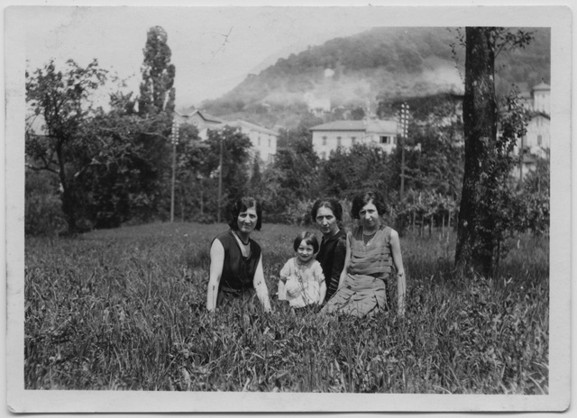 Emma Torrazza con le figlie Magda e Delia "Titina" e Armida Antonini-Fraschina sopra a un prato in di Bügei a Tesserete