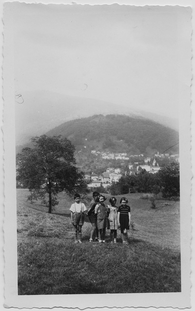 Bambini sopra a un prato nella campagna di Lugaggia