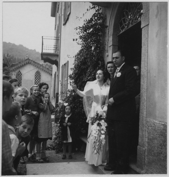 Magda Torrazza e Raoul Grandjean sulla porta del ristorante Storni in occasione del loro matrimonio