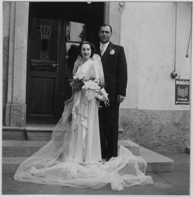 Magda Torrazza e Raoul Grandjean davanti al ristorante Storni in occasione del loro matrimonio