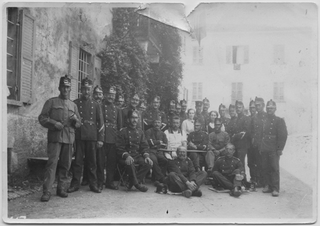 Lenj Antonini e Rosa Scalmanini in posa con compagnia di soldati