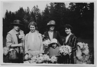 Donne in posa con gigli a Les Sagnettes