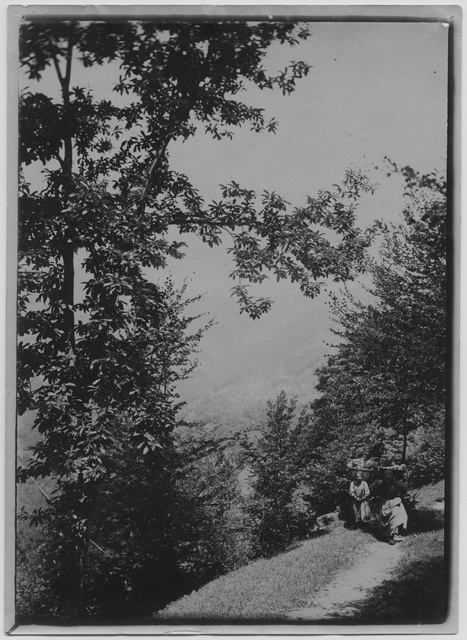 Donne con gerle sopra a un sentiero a Scareglia