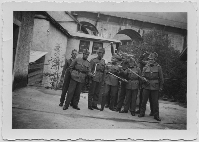 Soldati in posa durante un momento di svago