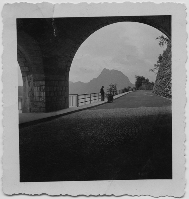 Remo Canonica con motocicletta alla dogana di Gandria