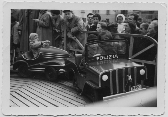 Bambini sopra ad un'attrazione alle giostre