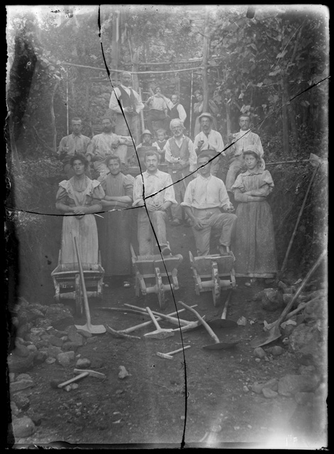 Gruppo in posa in un cantiere con pale e carriole