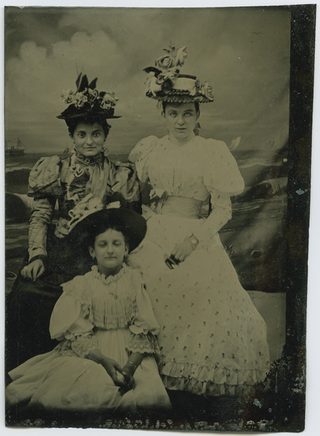 Donne con bambina in posa