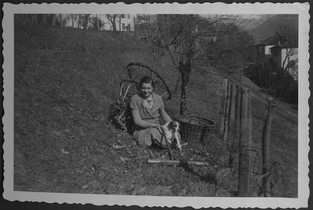 Ernestina Nesa nel giardino della pensione Barnabò a Treggia