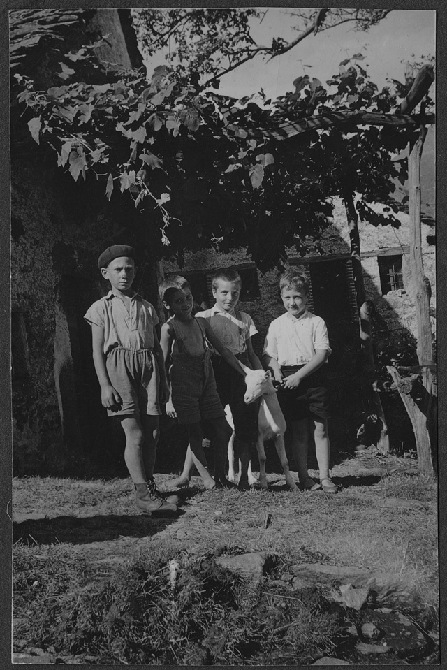 Bambini in posa con capra ai monti di Bös